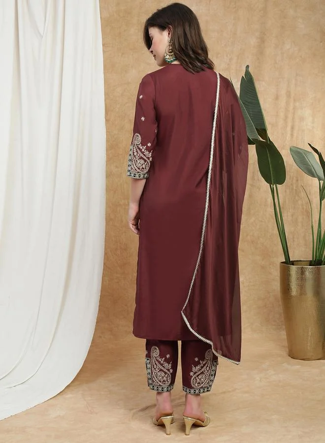 جلو باص طقم كورتا مطرزة عند الصدر مع بنطال واسع ودوباتا